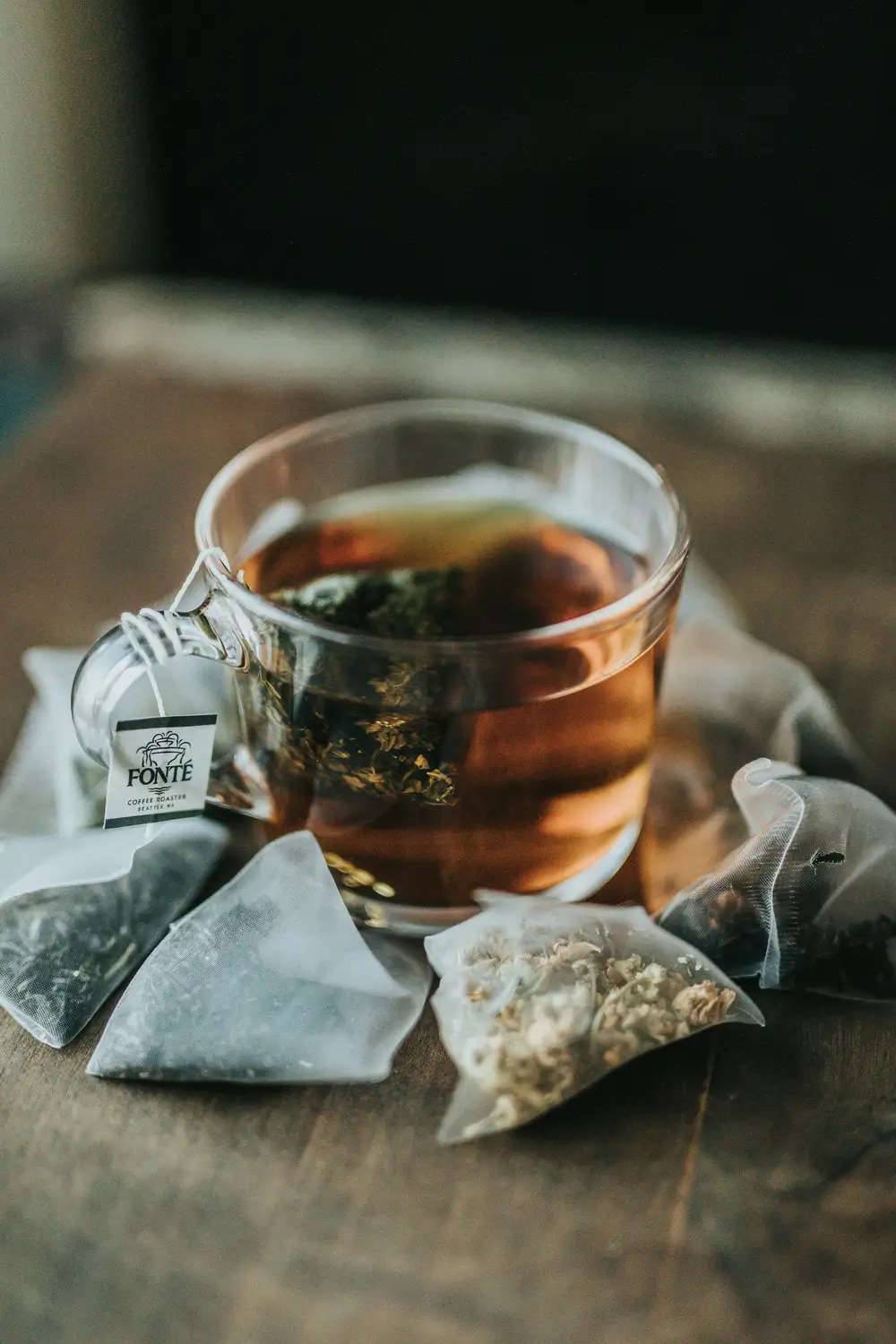 Sencha Mizuki – Notes Vertes & Sarrasin Grillé – Infusion en tasse de 200 ml et rituel de dégustation traditionnel japonais à 85°C (vue latérale)